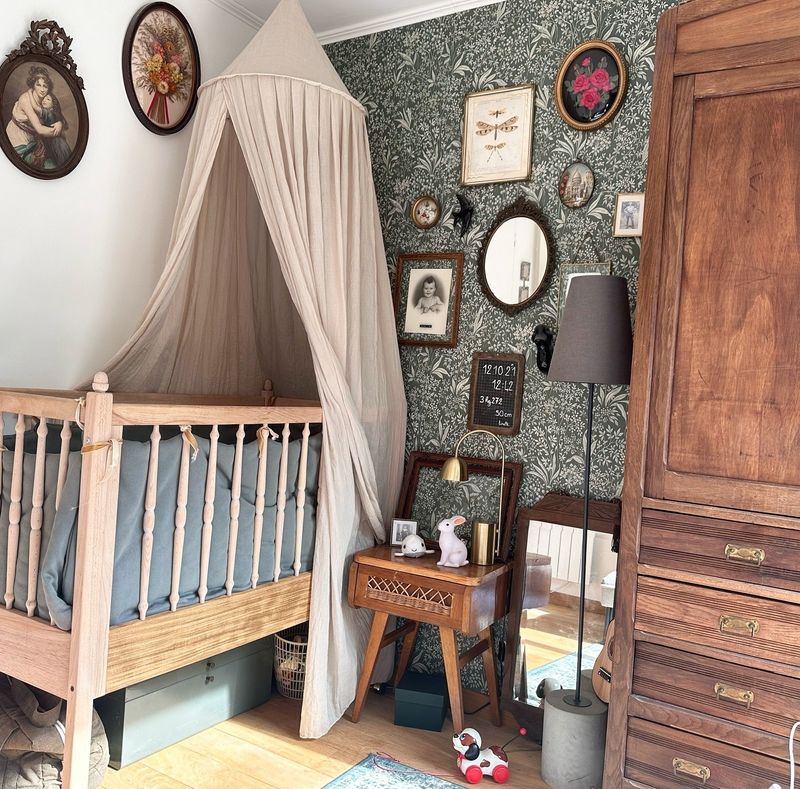 Kinderzimmer … im Vintage-Stil. #70er-Jahre-Tapete #September24 #Fotoshooting #Kinderzimmer #Dekor #