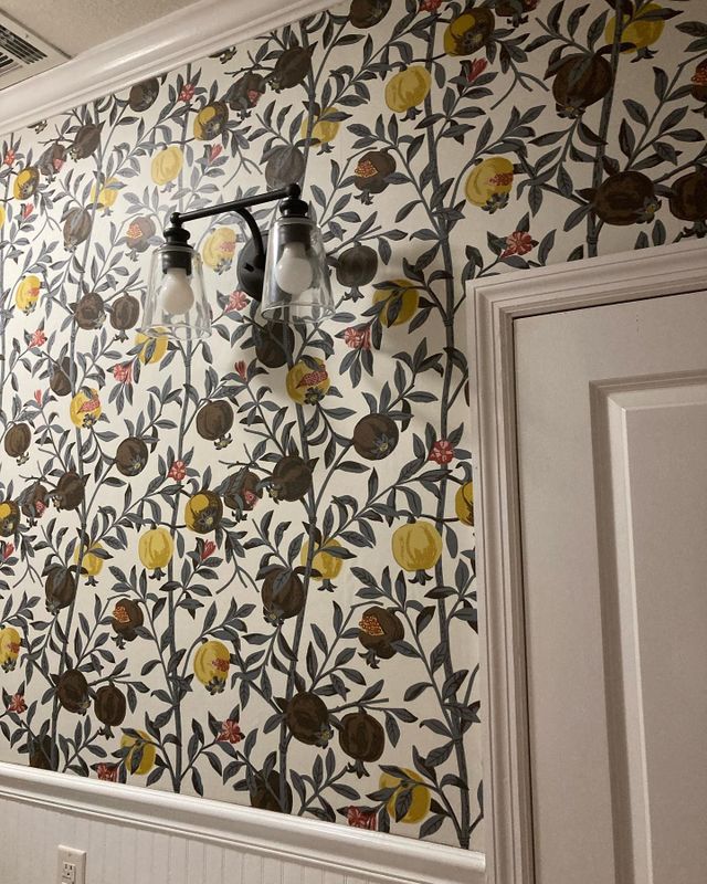Klassische, fröhliche, helle Tapeten im Retro-Stil mit Blumenmuster. Warme Erdtöne und Elemente der 