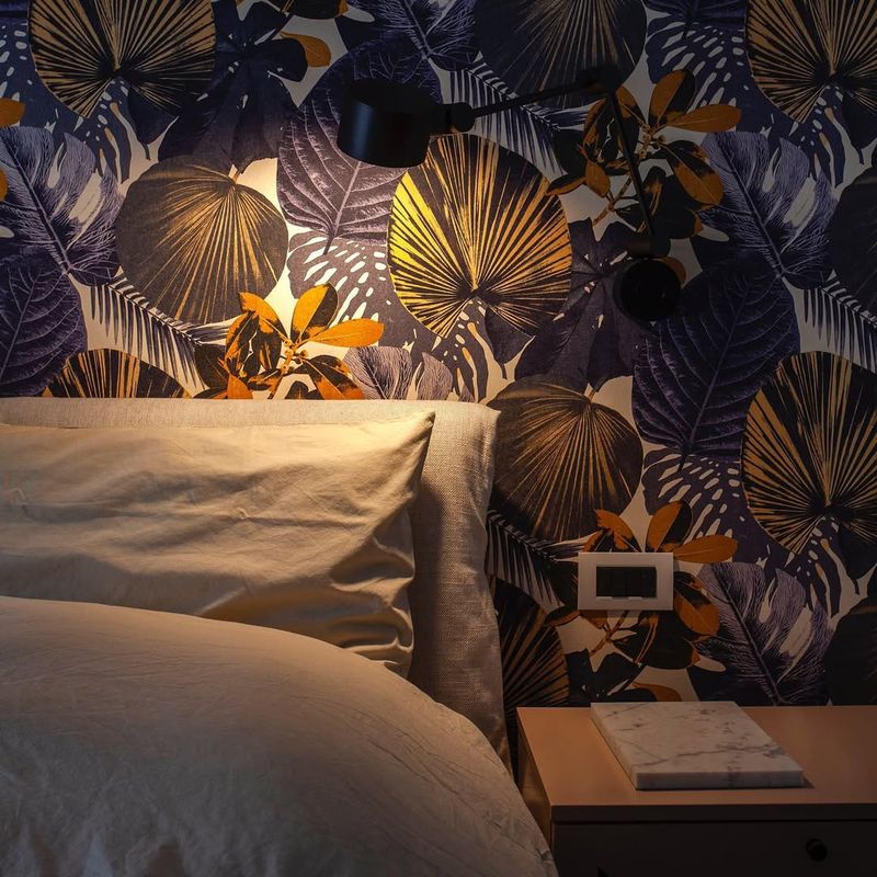 Schlafzimmer mit Tapete\n\nNathalie Bett Flouspa\nBoom Wandleuchte Tomdixonstudio\nCarrara Marmor Ma