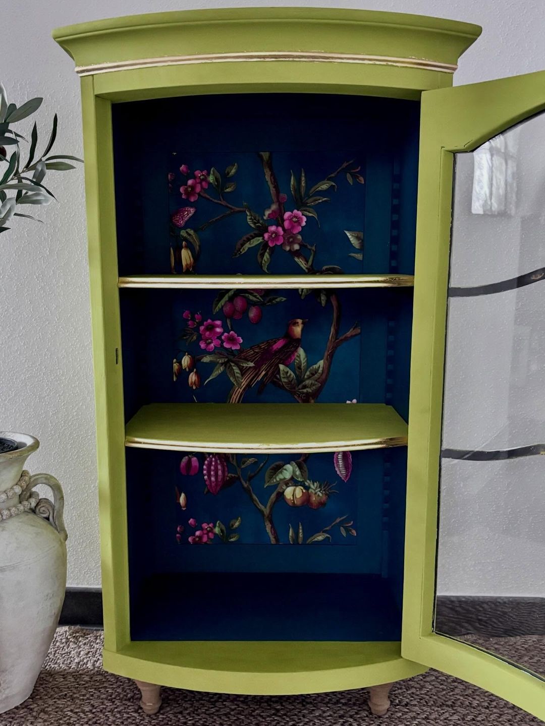 Für diese farbenprächtige Vitrine habe ich die Farben "Firle" von Annie Sloan und "Antebellum Blue" 