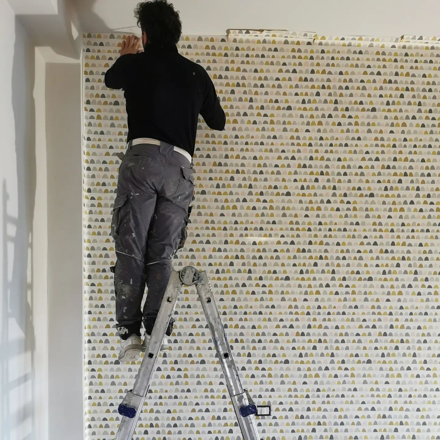 Tapeteninstallation für Kinderzimmer\n#neuesProjekt #Baustelleninspektion #Baustelle #Details #70er-