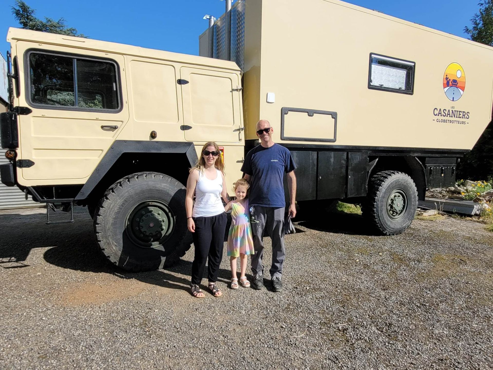 2-nous-3-devant-le-camion