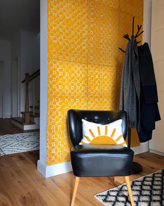 Für Gute Laune in der Garderobe sorgt ab jetzt diese coole handgedruckte Batik Tapete von lemondesau