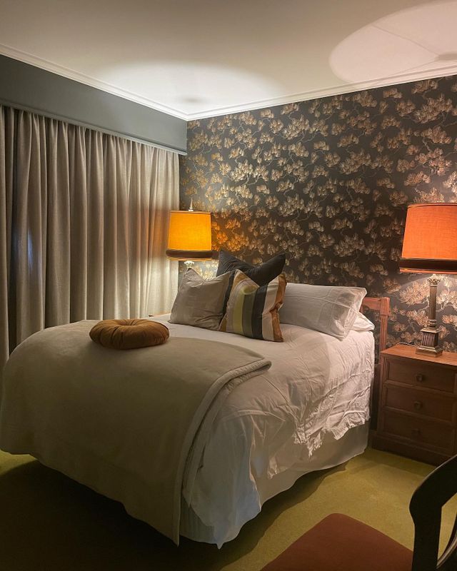 Endlich sind die Schlafzimmer fertig; hoffentlich haben wir meinem Mid-Century-Haus, das vom Archite