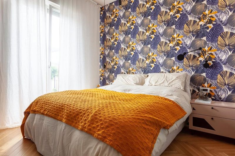 Schlafzimmer mit Tapete\n\nSchlafzimmer mit Tapeten\n\nNathalie Bett Flouspa\nBoom Wandleuchte Tomdi