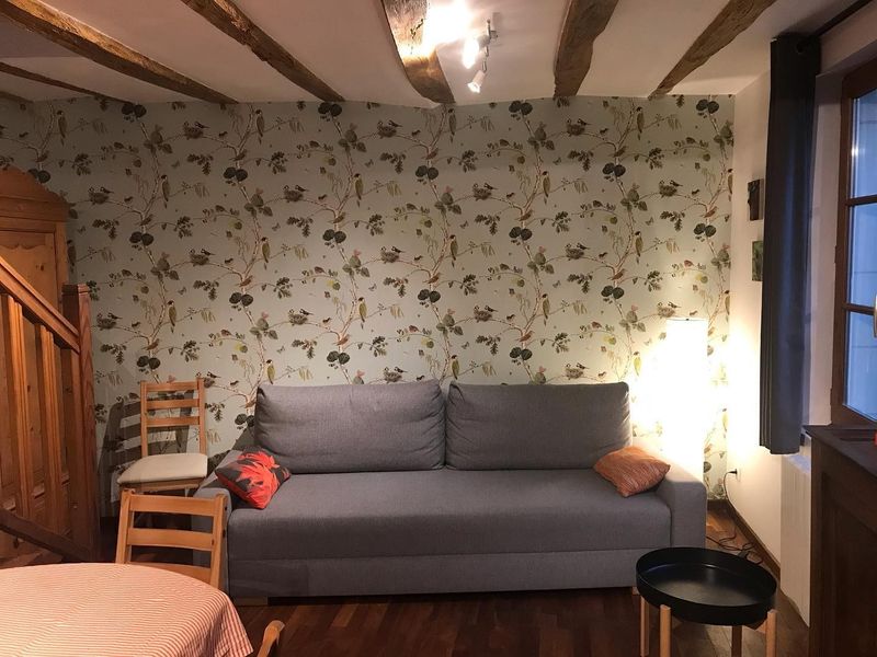 Neue Einrichtung im Ferienhaus mit Tapeten aus den 70er Jahren\n#Tapete #Innendekoration #AirbnbSupe