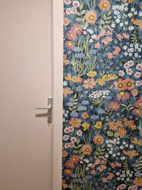 Papel pintado Dorea gris azulado
Pasillo de nuestra clienta Veronika