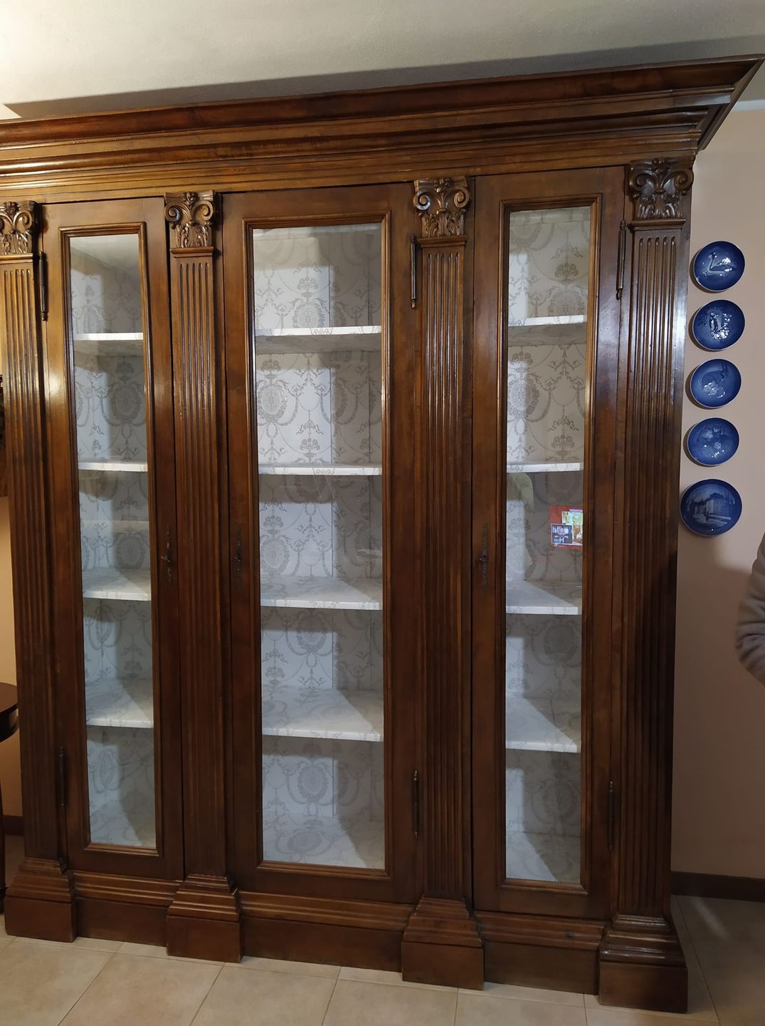#70er-Tapete Hier sind die Fotos der geerbten, mit Tapete neu gestalteten Vitrine.