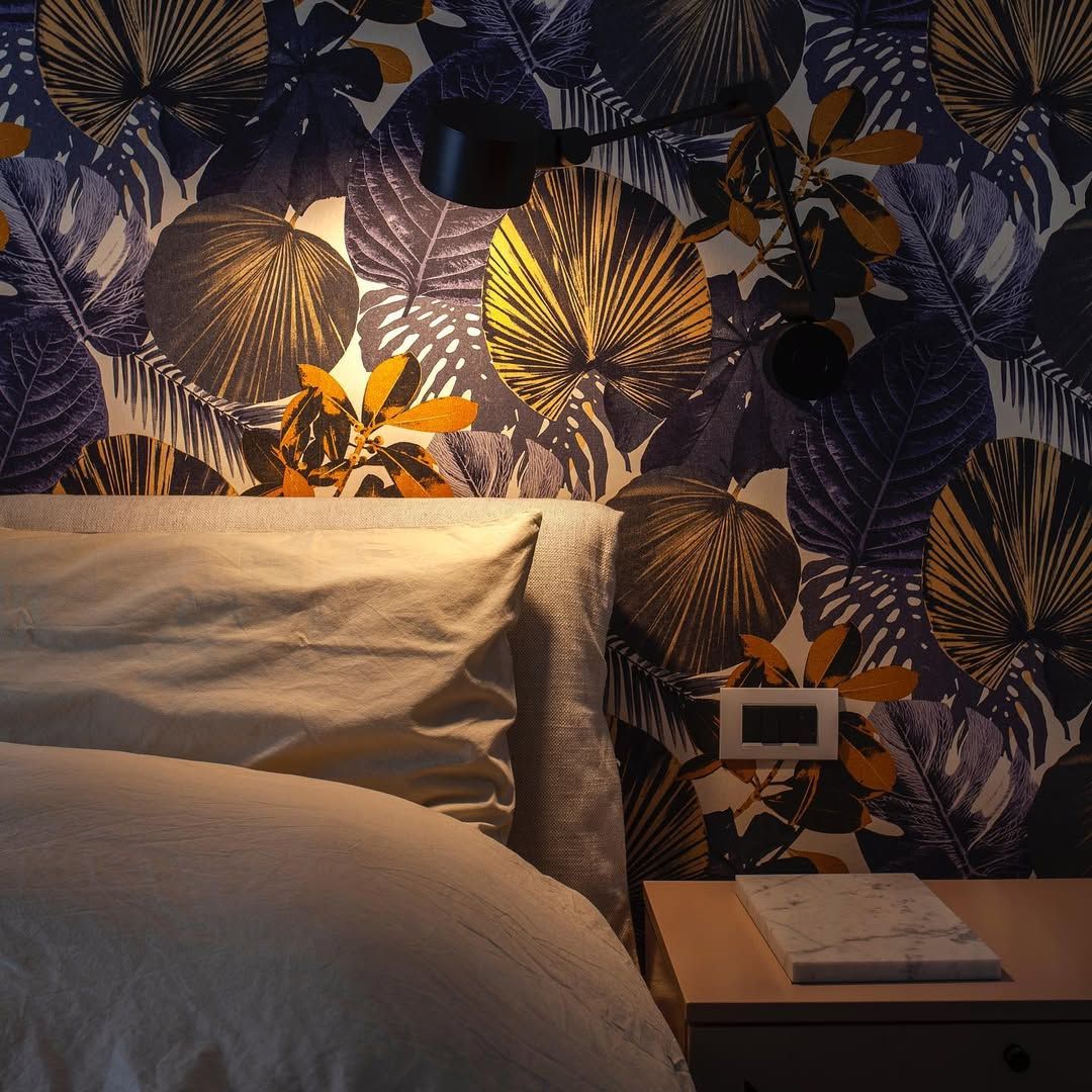 Schlafzimmer mit Tapete\n\nNathalie Bett Flouspa\nBoom Wandleuchte Tomdixonstudio\nCarrara Marmor Ma