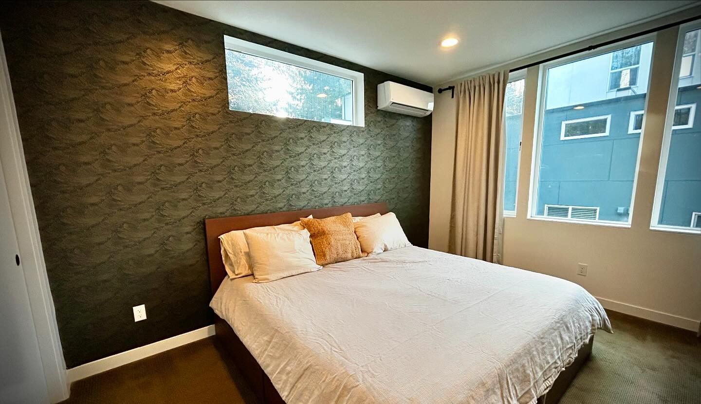 Neue Schlafzimmerwand #Tapeteausden70ern #Seattlewa #japanischeWellen #Schwarzgold #ResortundSpa