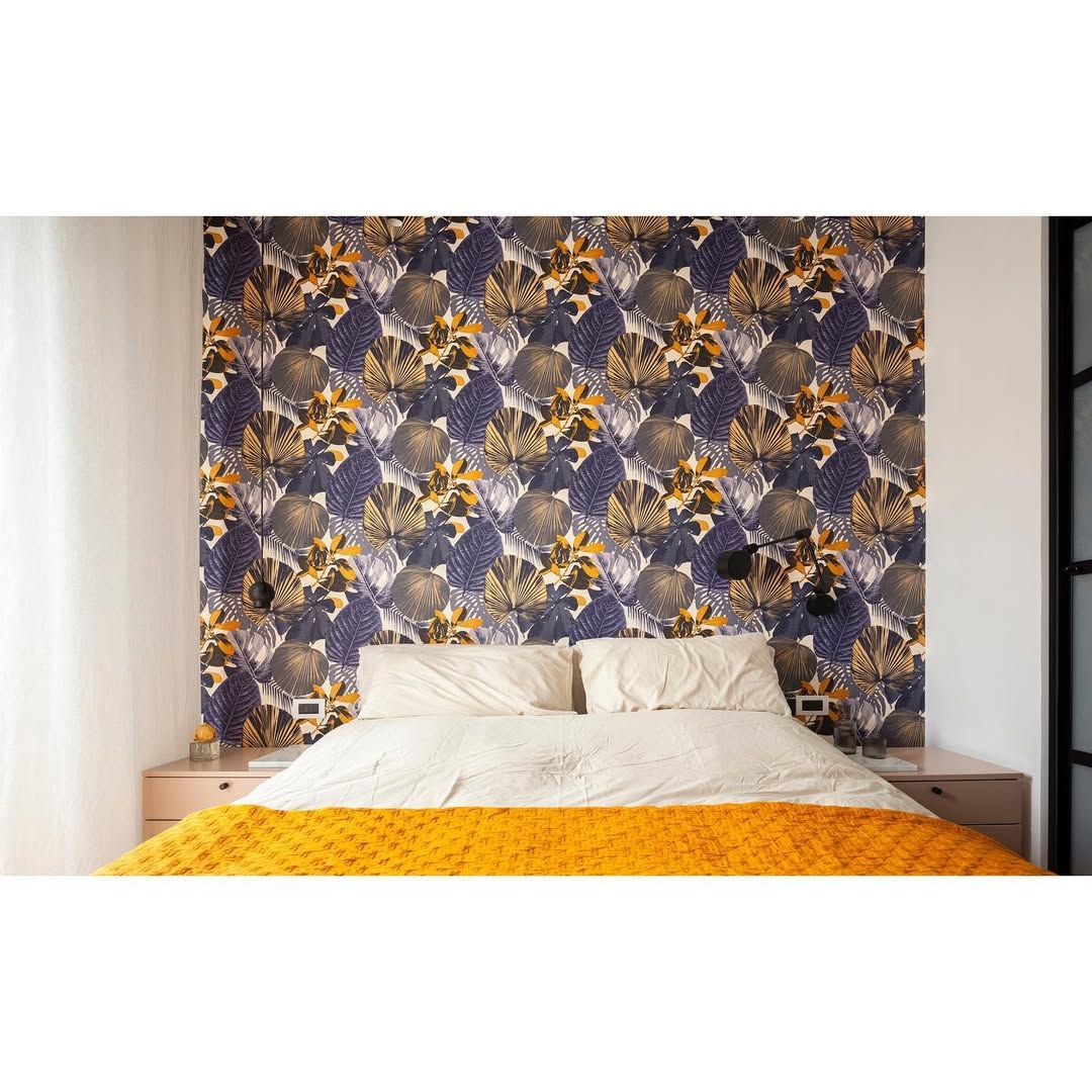 Schlafzimmer mit Tapete – Tagesstimmung\n\nNathalie Bett Flouspa\nBoom Wandleuchte Tomdixonstudio\nO