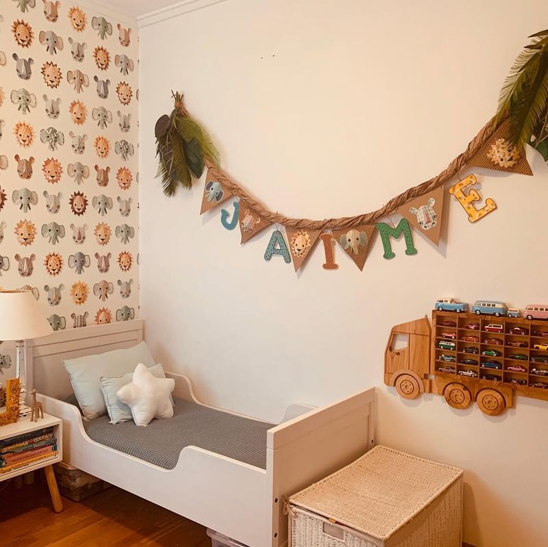 Kinderzimmerdekoration \n#Kinderzimmer #Dschungeldekor #Girlanden #70er-Jahre-Tapete #Zarahomekids #