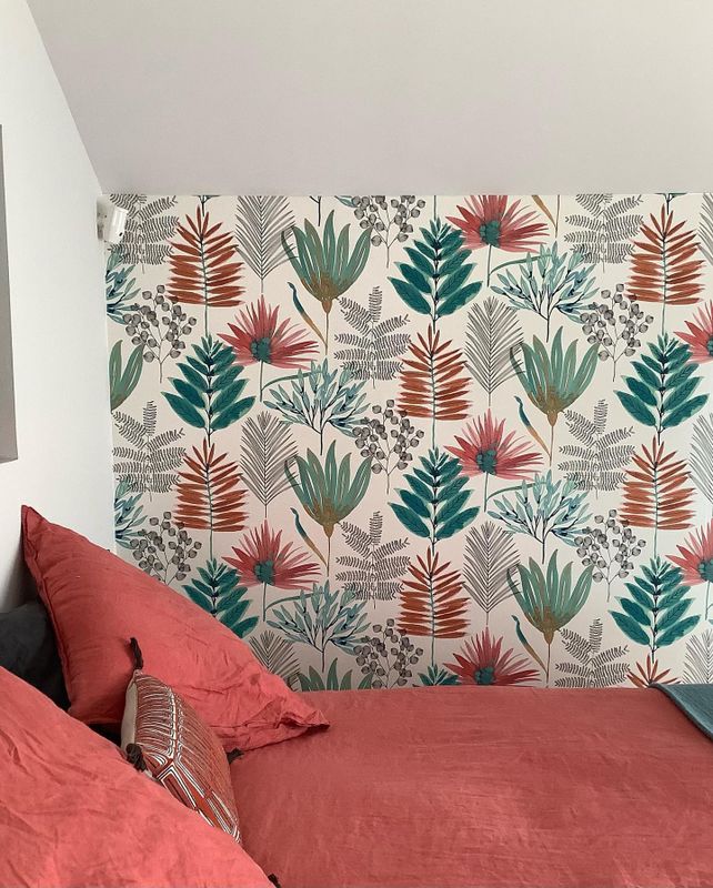 Das Thema dieses Zimmers war florale Frische, die ich mit tiefen, gedämpften Farben kombinierte farr