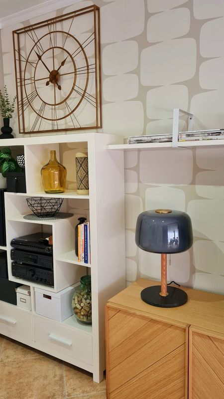 Mit dieser wunderschönen, hochwertigen Tapete haben wir unserem Wohnzimmer einen Retro-Touch verlieh