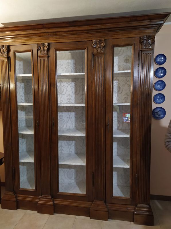 #70er-Tapete Hier sind die Fotos der geerbten, mit Tapete neu gestalteten Vitrine.