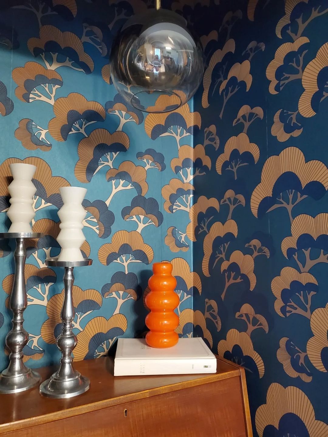 Wunderschönes und dramatisches Design in der Büroecke.\n#Tapetenausden70ern\n#eklektischesDesign