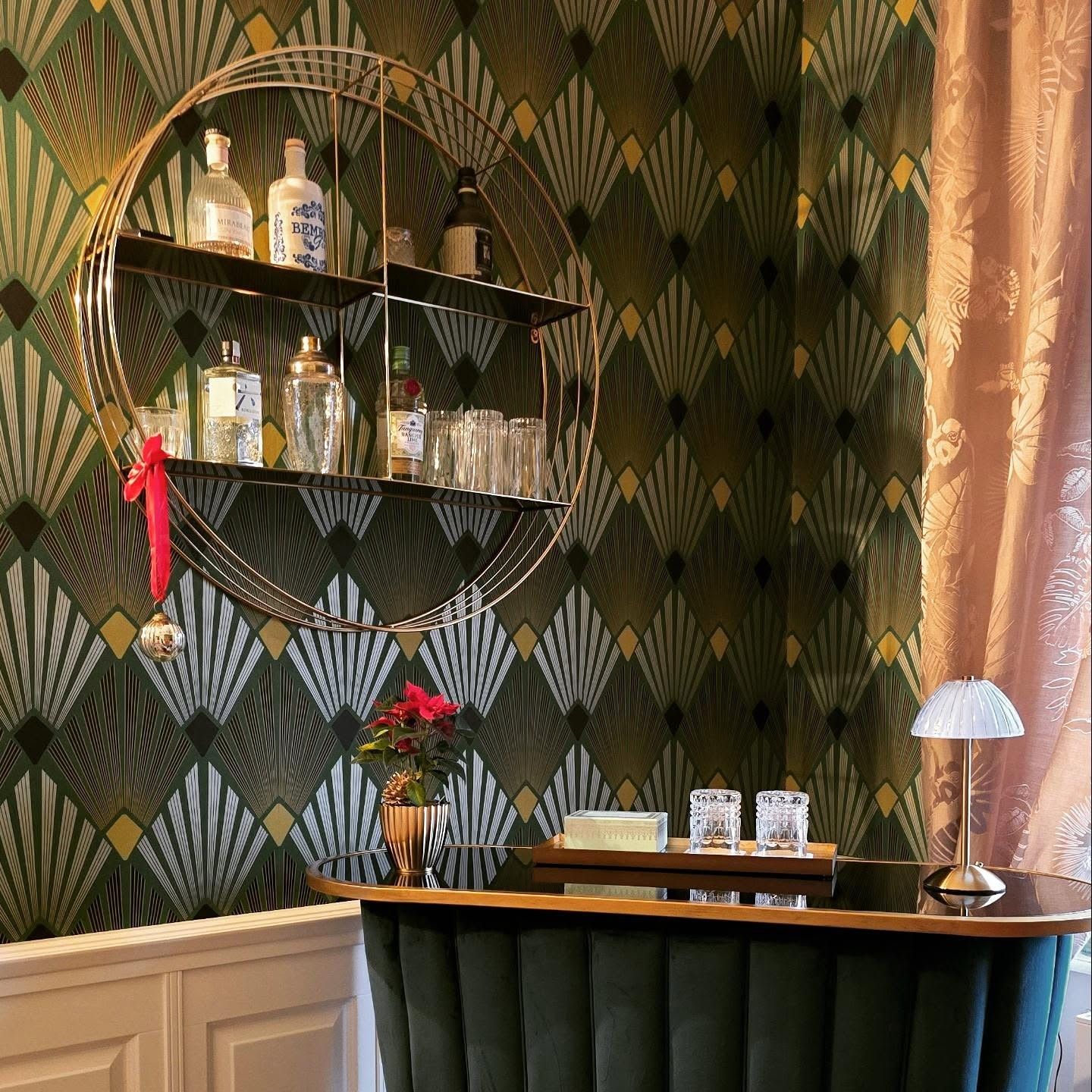 Eine Mustertapete statt weißer Wände? Wir waren mutig und inspiriert von Art Deco Häusern, die wir a