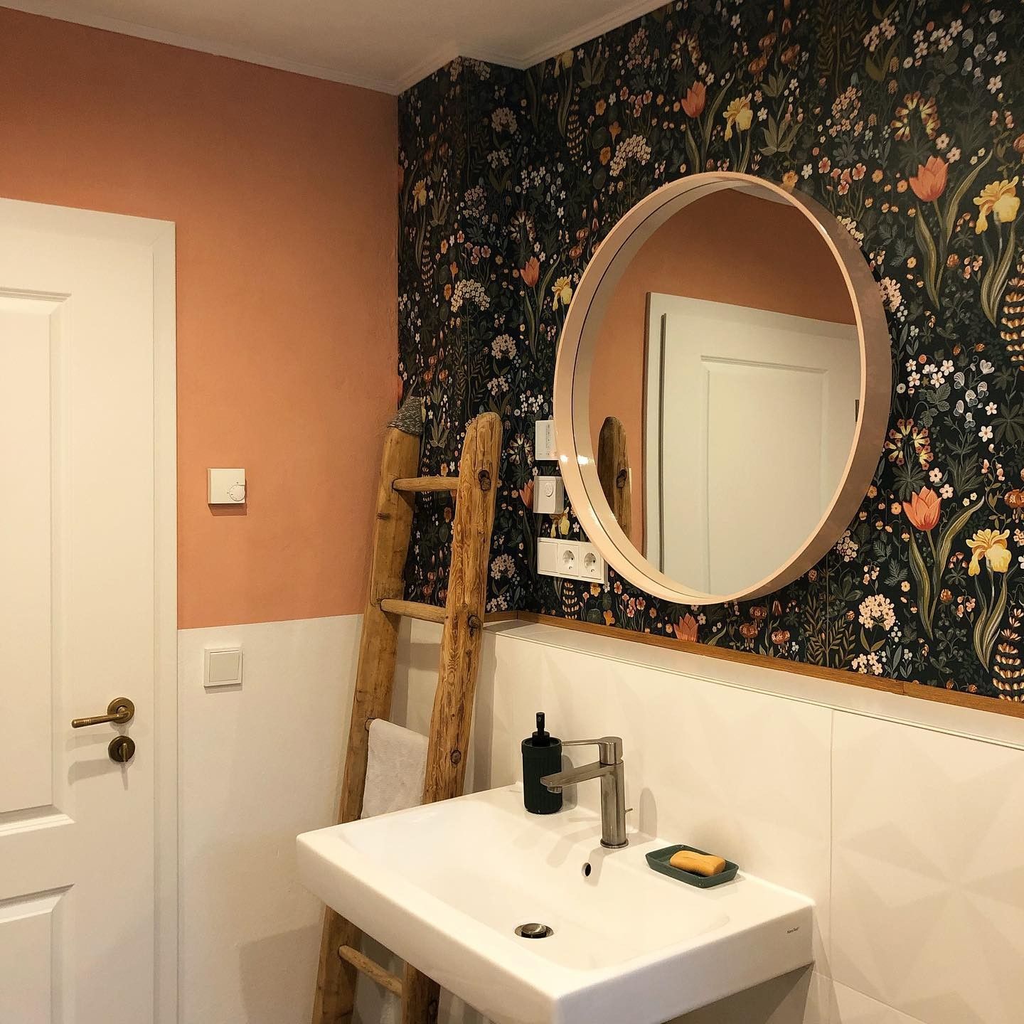 Tadaaaa, das Bad ist fertig. Endlich! Das Projekt hat sich ganz schön hingezogen, aber was lang währ