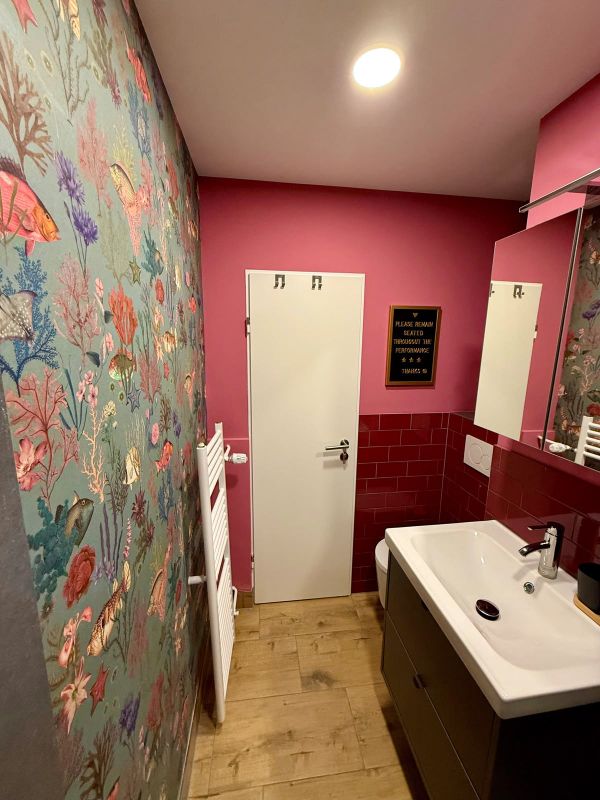 Wallpaper Deep Sea turquoise blue grey
Bathroom of our customer Tina J.
