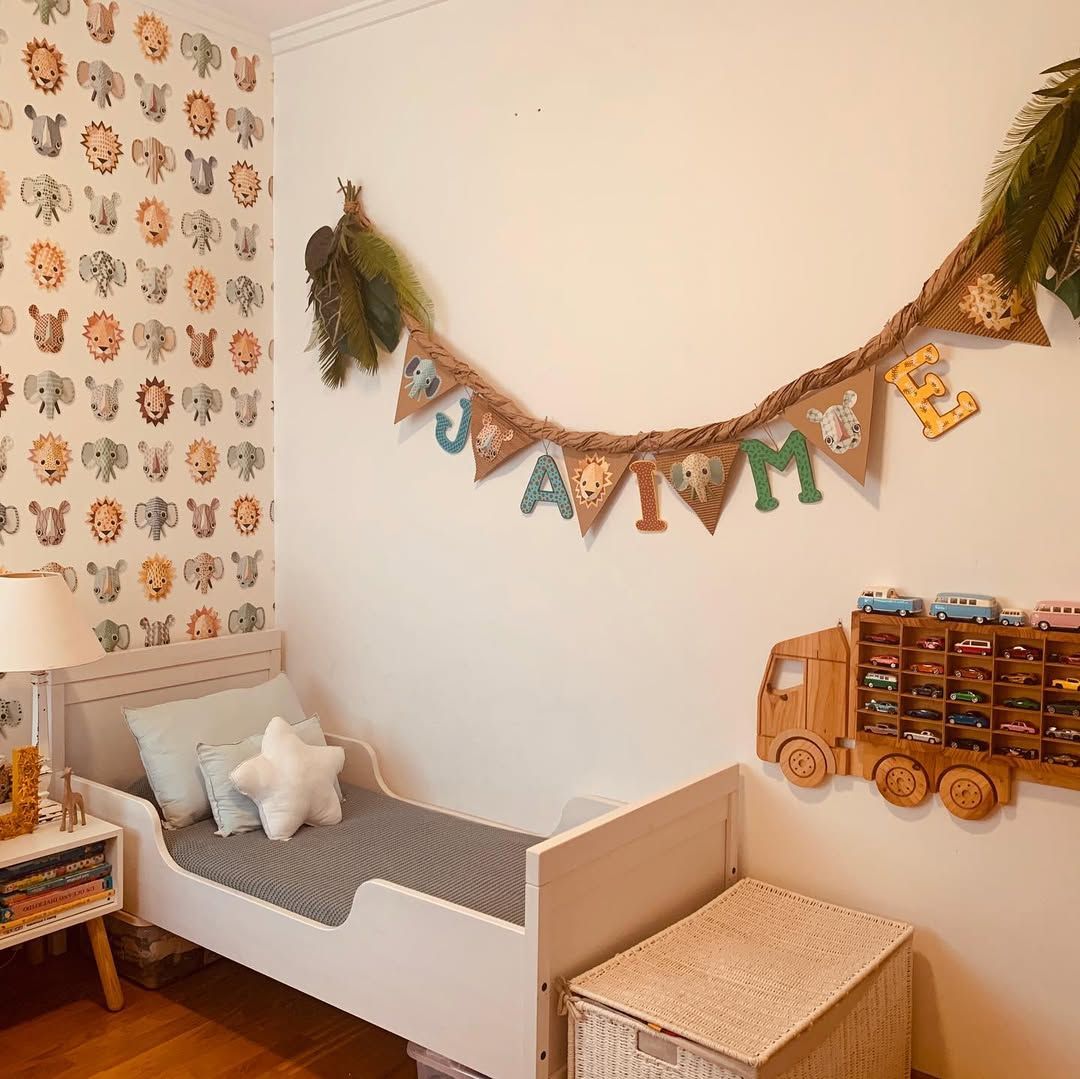 Kinderzimmerdekoration \n#Kinderzimmer #Dschungeldekor #Girlanden #70er-Jahre-Tapete #Zarahomekids #