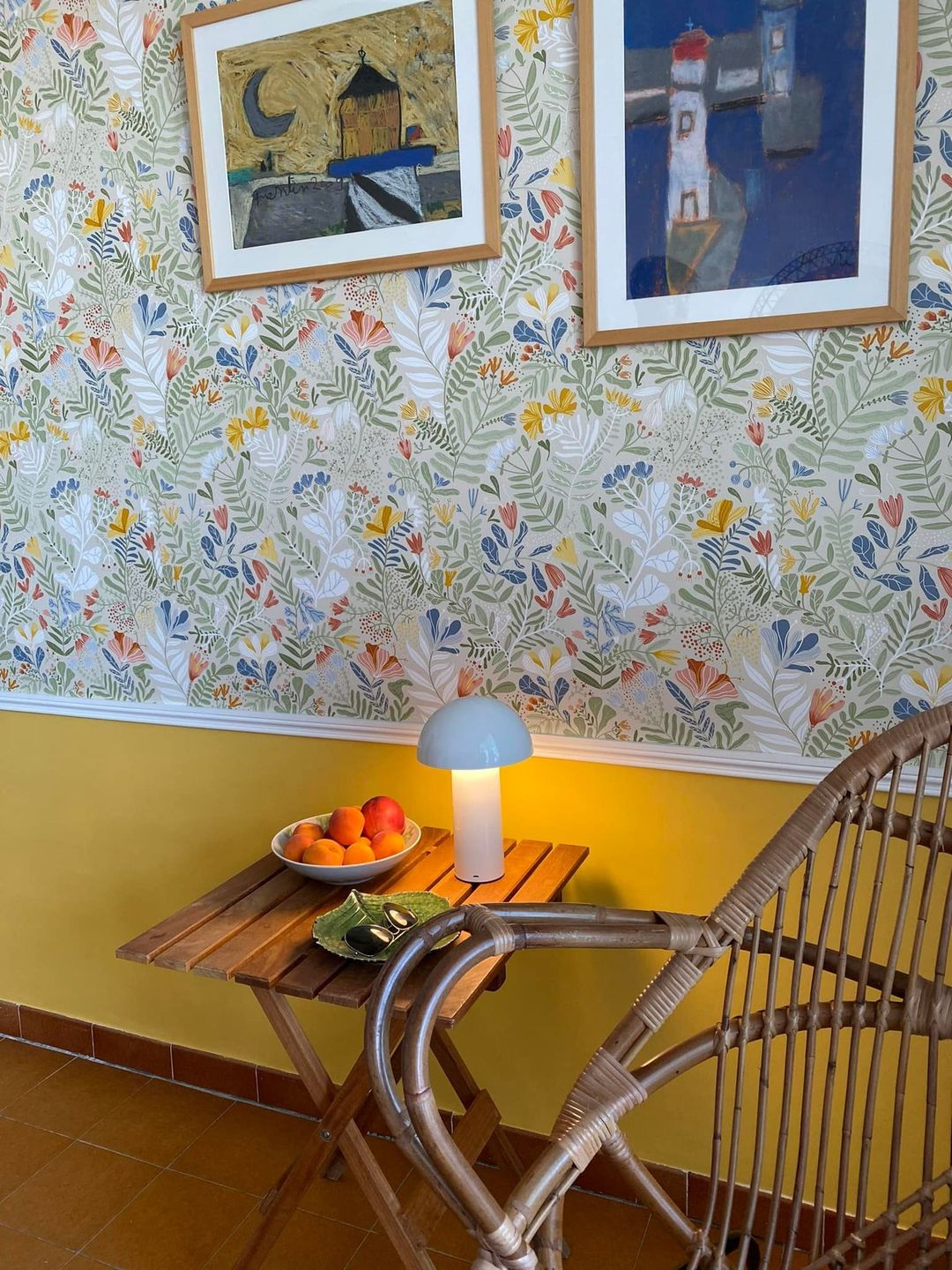 #70er-Tapete: Ein Wohnzimmer, das mit Schwung und Freude neu entdeckt wird!