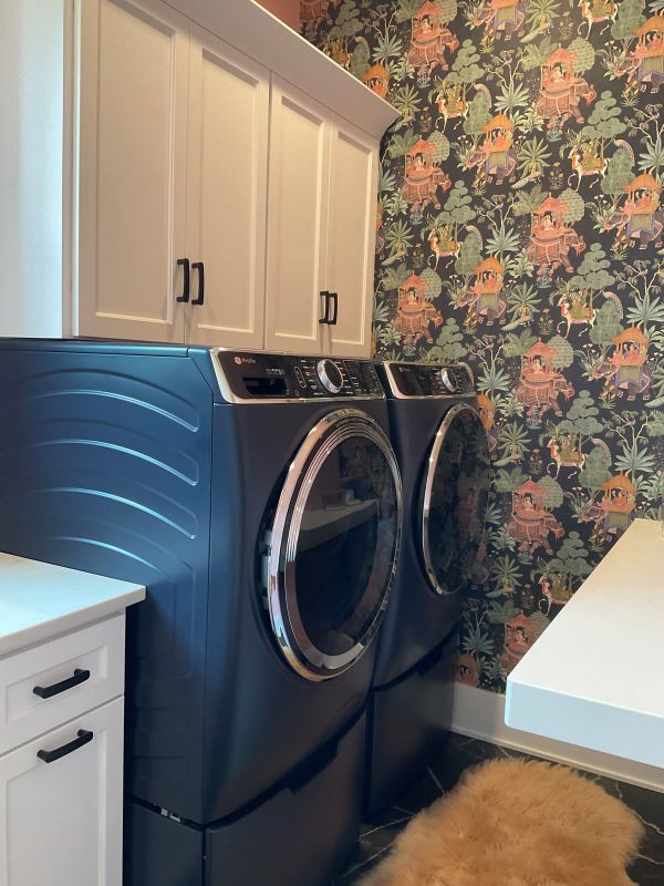 Papel pintado Zarife negro y azul
Lavandería de nuestra clienta Donna C.