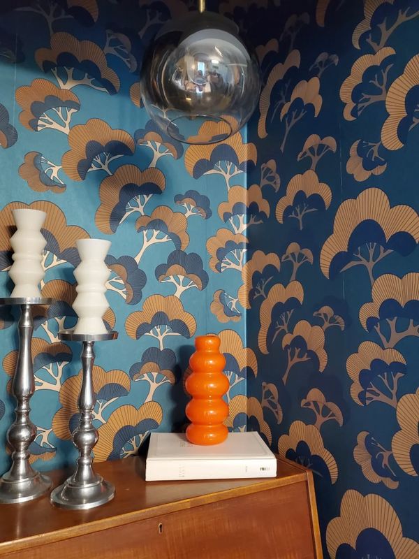 Wunderschönes und dramatisches Design in der Büroecke.\n#Tapetenausden70ern\n#eklektischesDesign