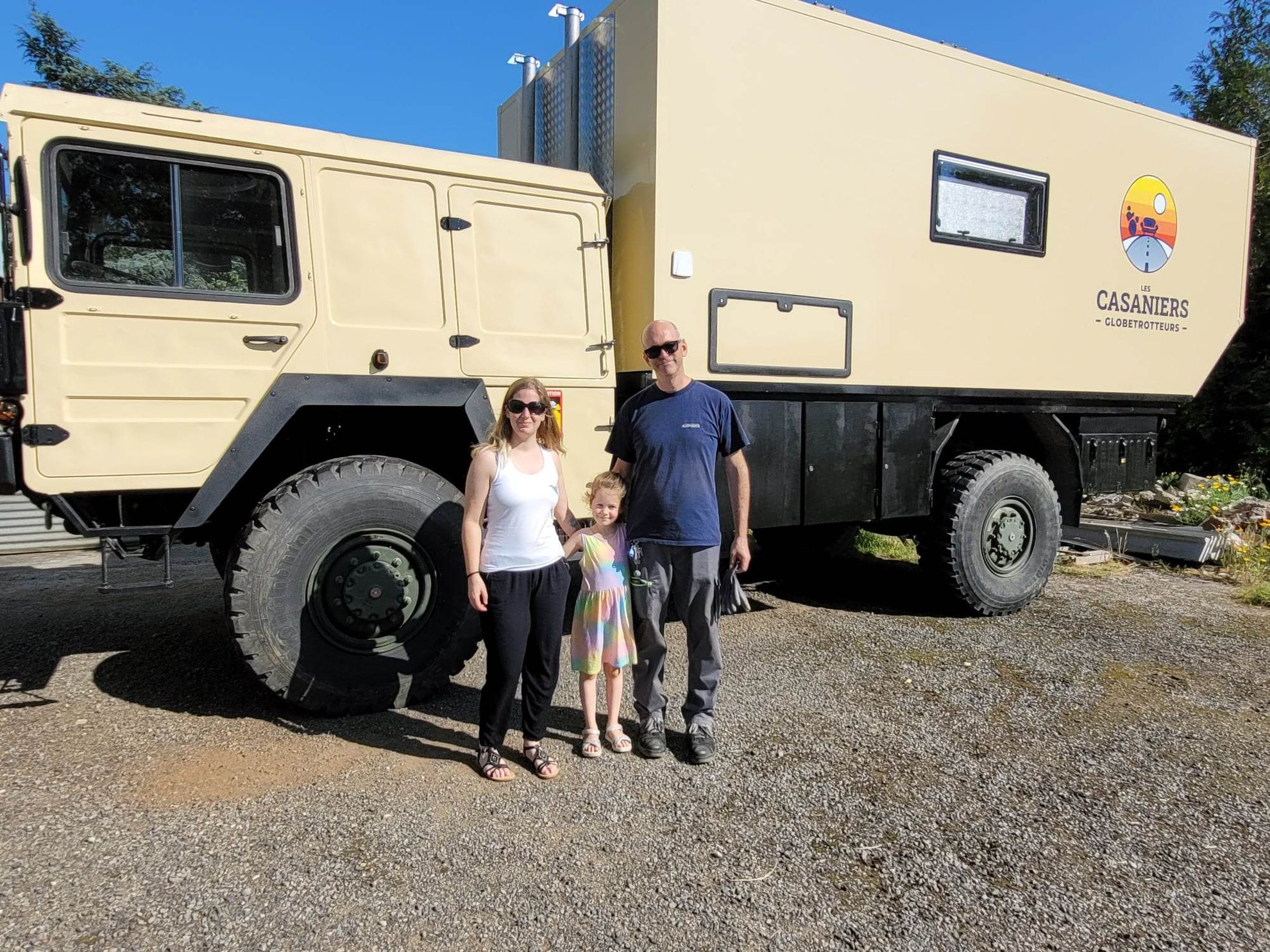 3-nous-3-devant-le-camion