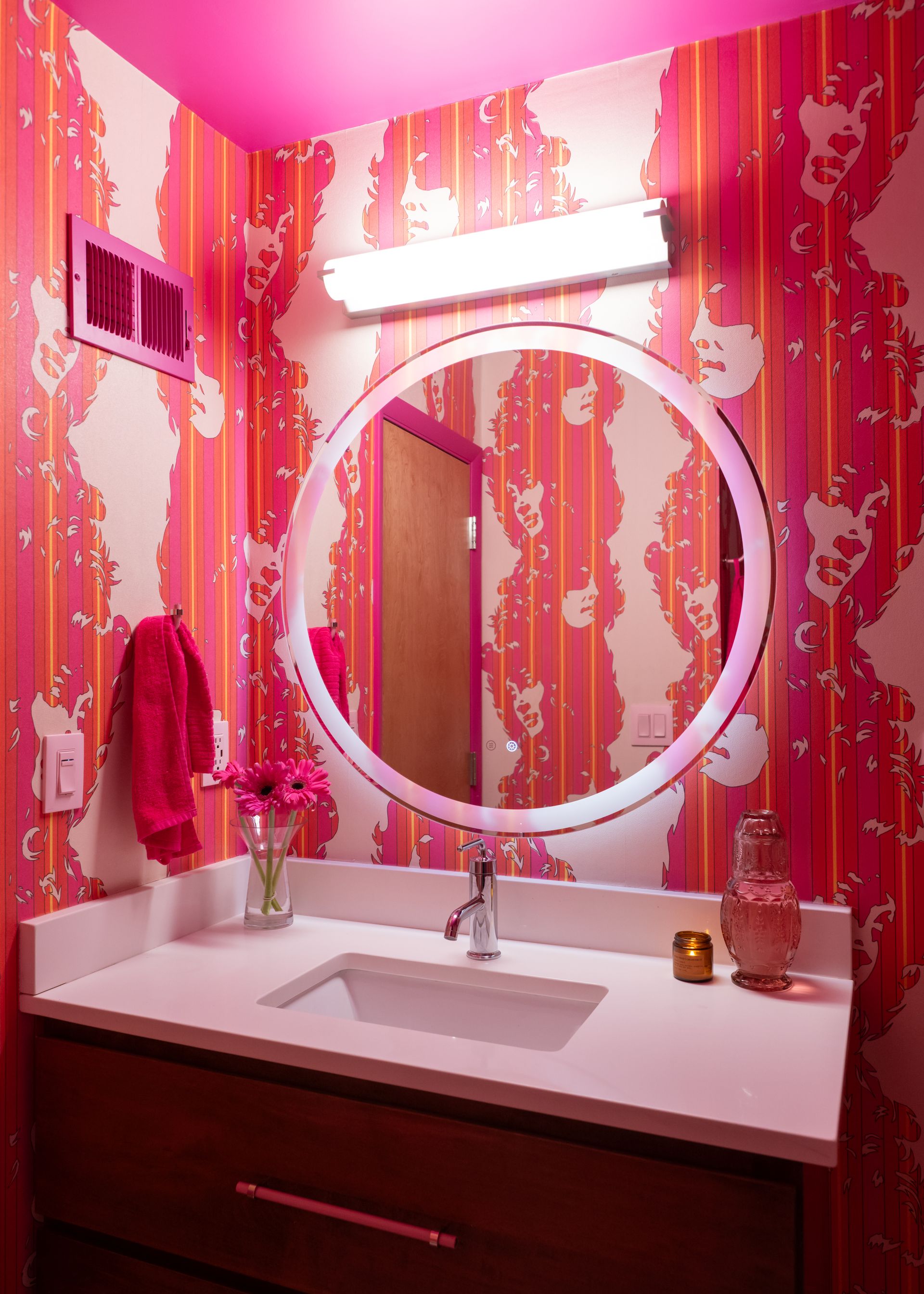 Pinkes Badezimmer im Chroma House mit Walter-Burgess-Tapete, das kräftige Muster mit Mid-Century-Designästhetik kombiniert.