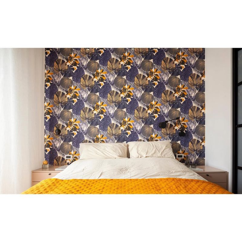 Schlafzimmer mit Tapete – Tagesstimmung\n\nNathalie Bett Flouspa\nBoom Wandleuchte Tomdixonstudio\nO