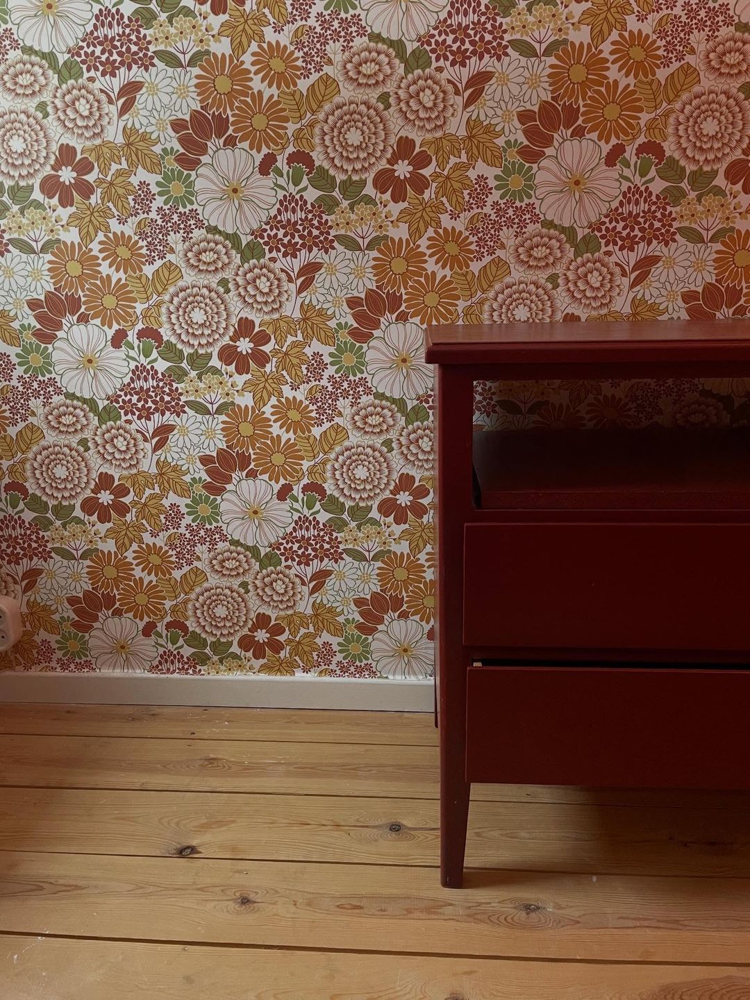 Bald geht's ins Nähzimmer 🧡

Die Tapete ist angebracht. Ich habe die Gelegenheit genutzt, die Kommod