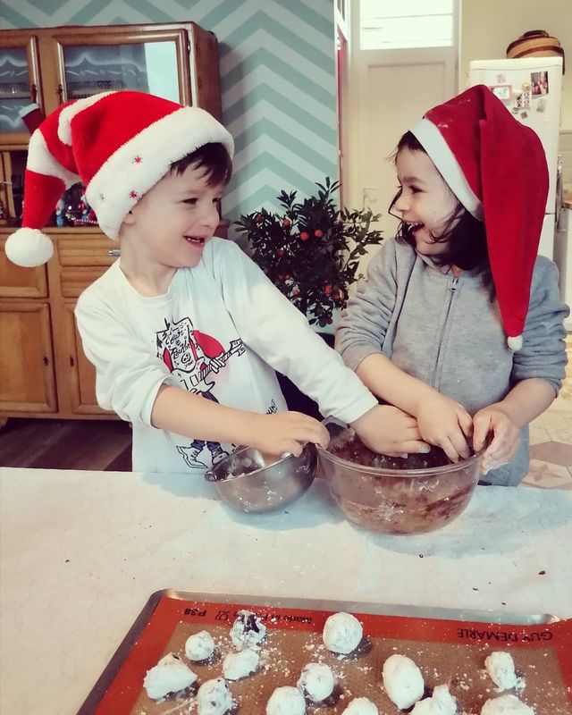 Heute Morgen bin ich in meiner Küche auf zwei Elfen gestoßen.\n Sie haben die traditionellen Schokol