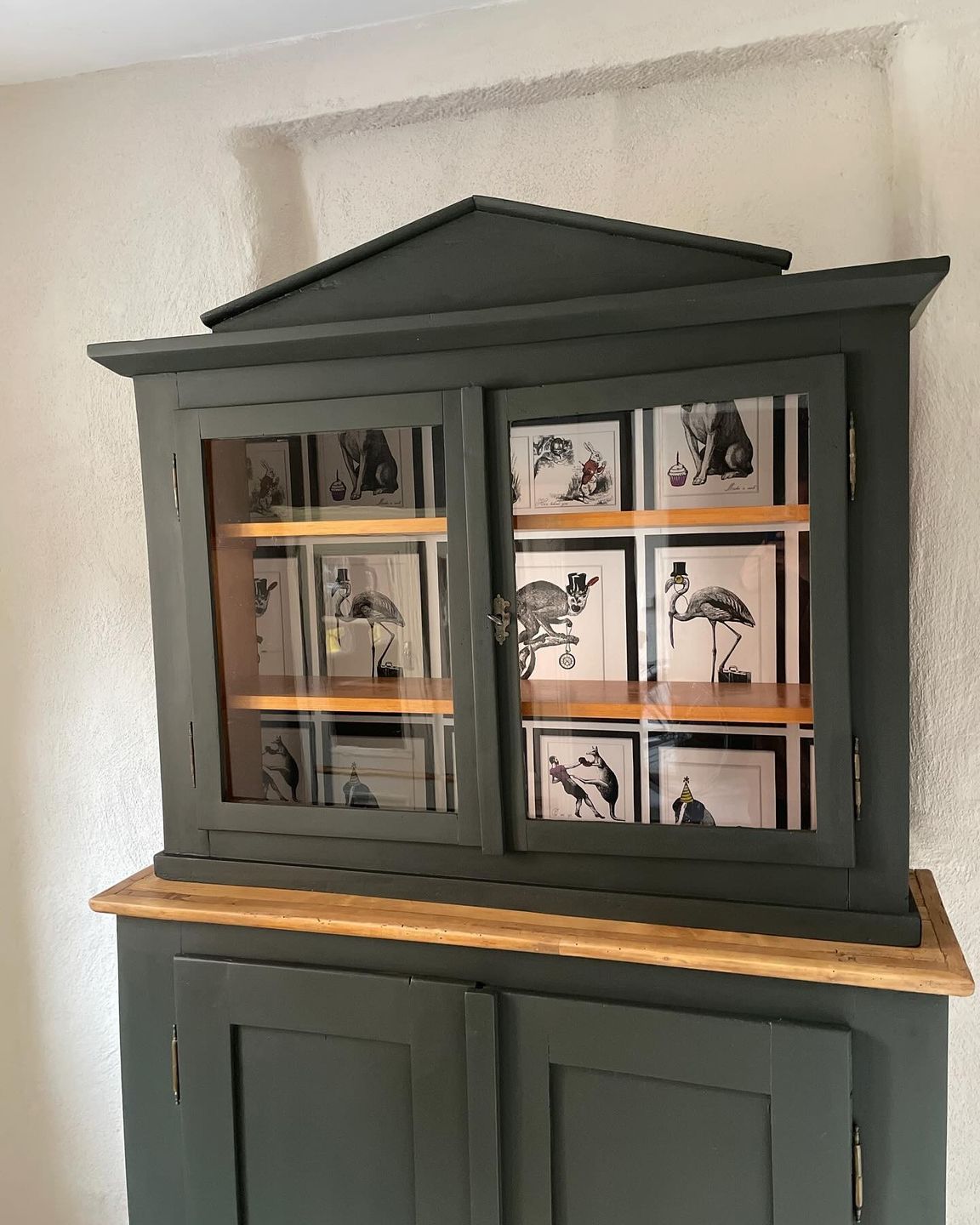 Cooler Aufsatzschrank in einer meiner Lieblingsfarben- „Urban Black“von #paintingthepast, aufgepimpt