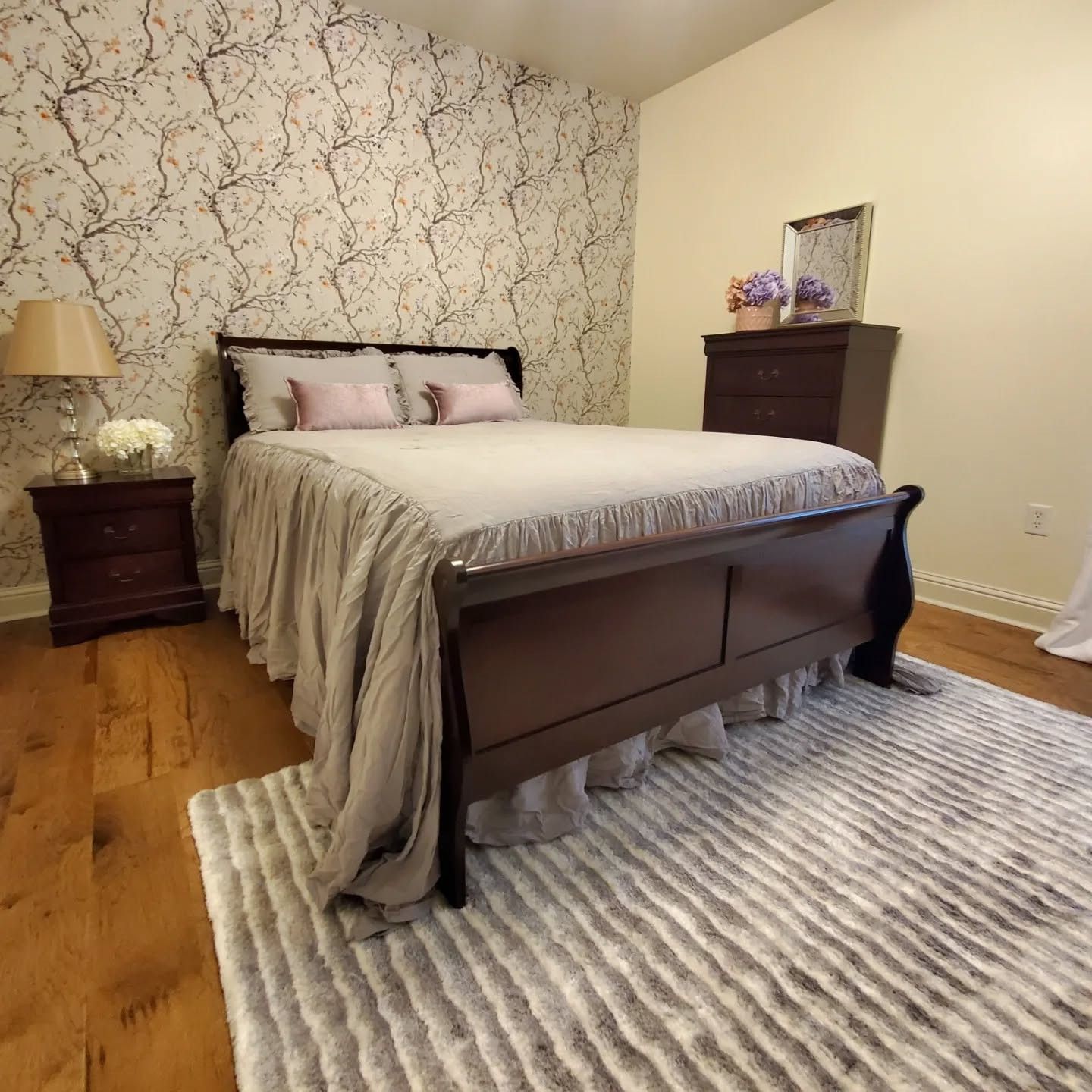 #Tapetenausden70ern\n#Tapetenrenovierung\n#eklektischesDesign\n#Schlafzimmer Lafayette\n\nEin neues 