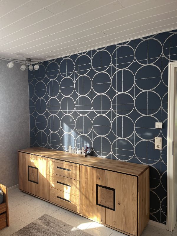 Tapete Delfos blaugrau
Wohnzimmer unserer Kundin Diana S.
