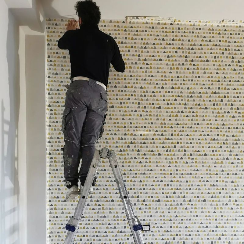 Tapeteninstallation für Kinderzimmer\n#neuesProjekt #Baustelleninspektion #Baustelle #Details #70er-