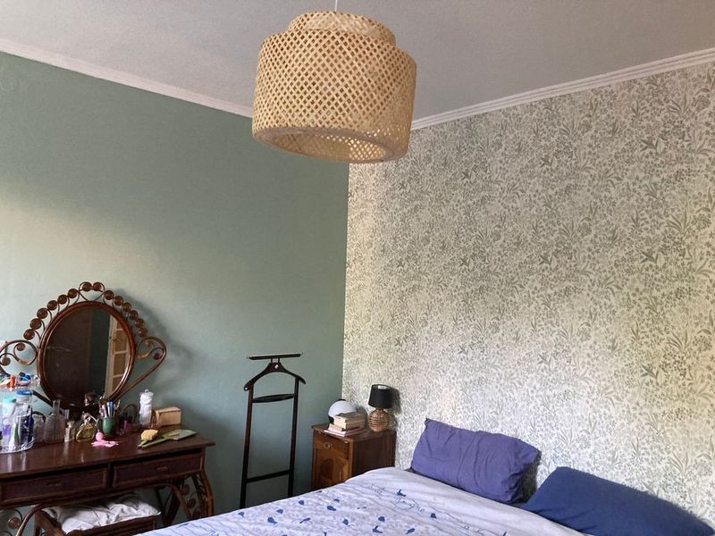 Die Tapete Pilar Cream White von #PapierPeintDesAnnees70s passt perfekt zu den weißen Zierleisten un