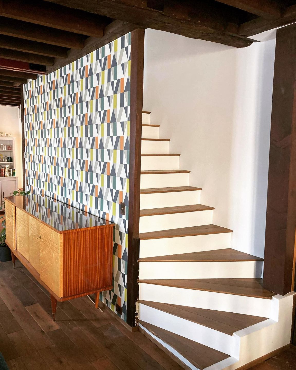 ? Trauen Sie sich, Tapeten zu verwenden... Sie passen sehr gut zu dieser modernisierten alten Treppe