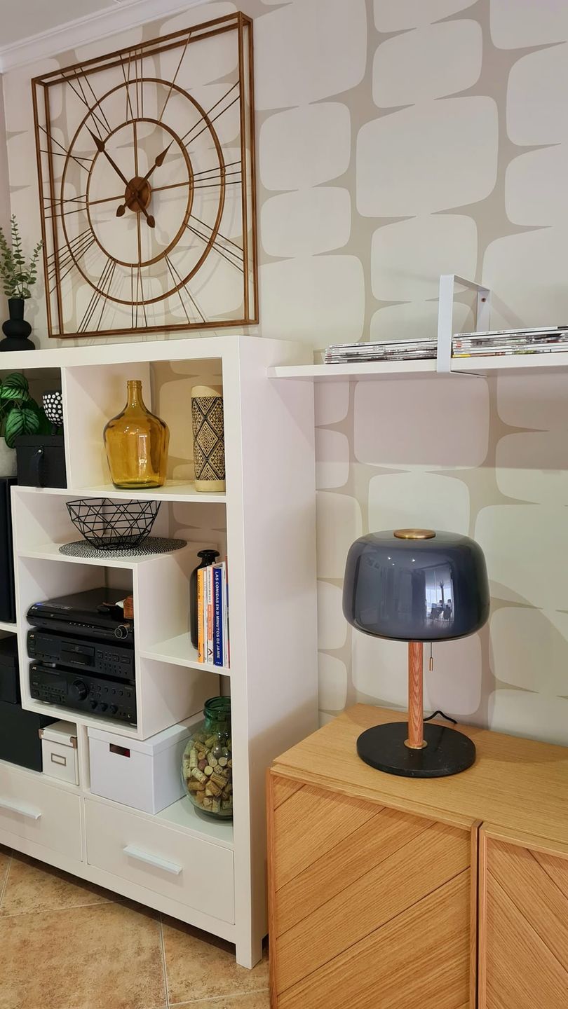Mit dieser wunderschönen, hochwertigen Tapete haben wir unserem Wohnzimmer einen Retro-Touch verlieh