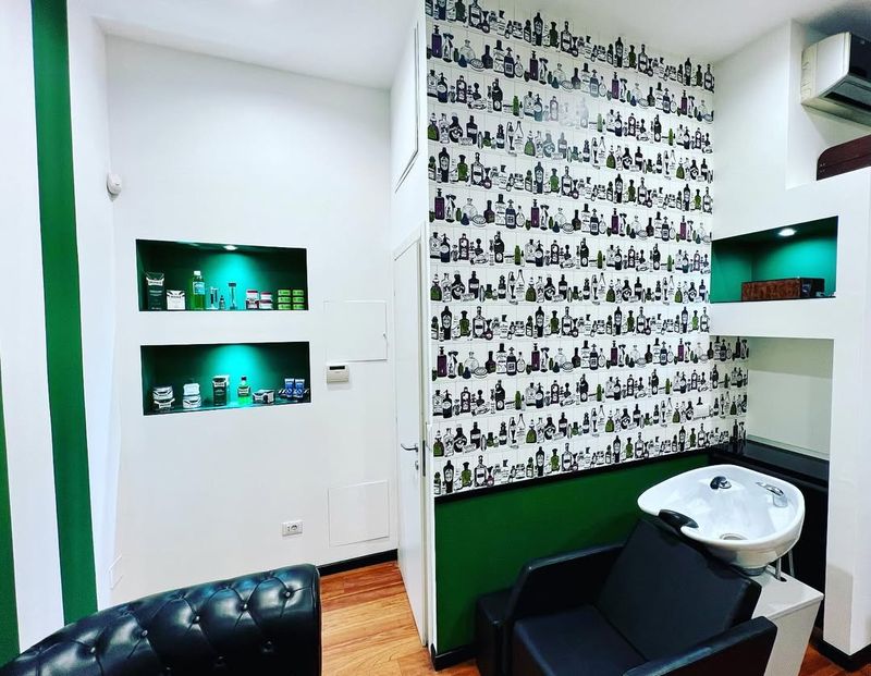 Shop erneuert!!!!!! #70er Jahre Tapeten #RetinaFarbdesign #Barbershop #Proraso