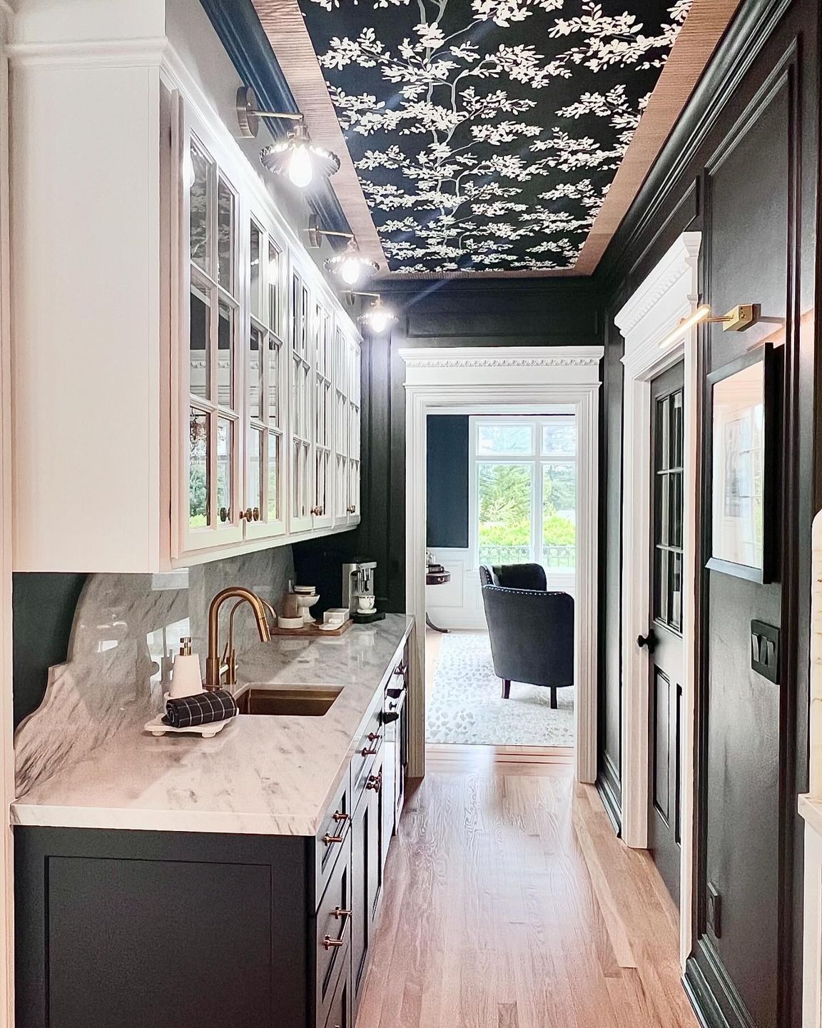 Blick auf die Wet-Bar? #Wetbar #Wetbardesign #Tapete #Tapetendecke #Blumentapete #Moodydesign #Behrp