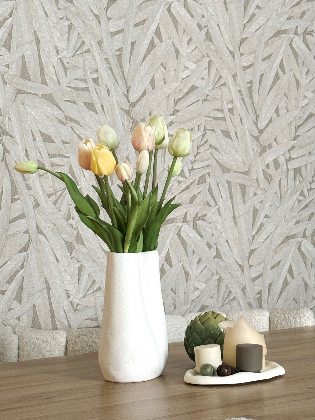 Papel pintado con relieve de follaje beige grisáceo
Comedor de nuestra clienta Alexandra K.