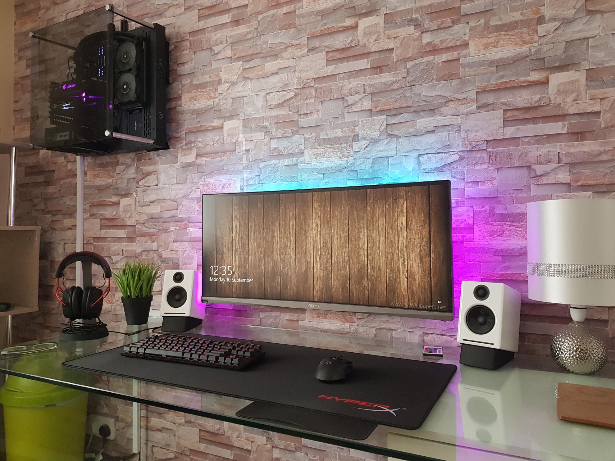 gaming-room-wallpaper-ideas-stone-effect-feature-wall-for-a-modern-setup