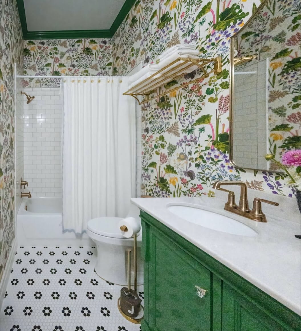 Wallpaper Singa shades of green
Bathroom of our customer Kristi F.