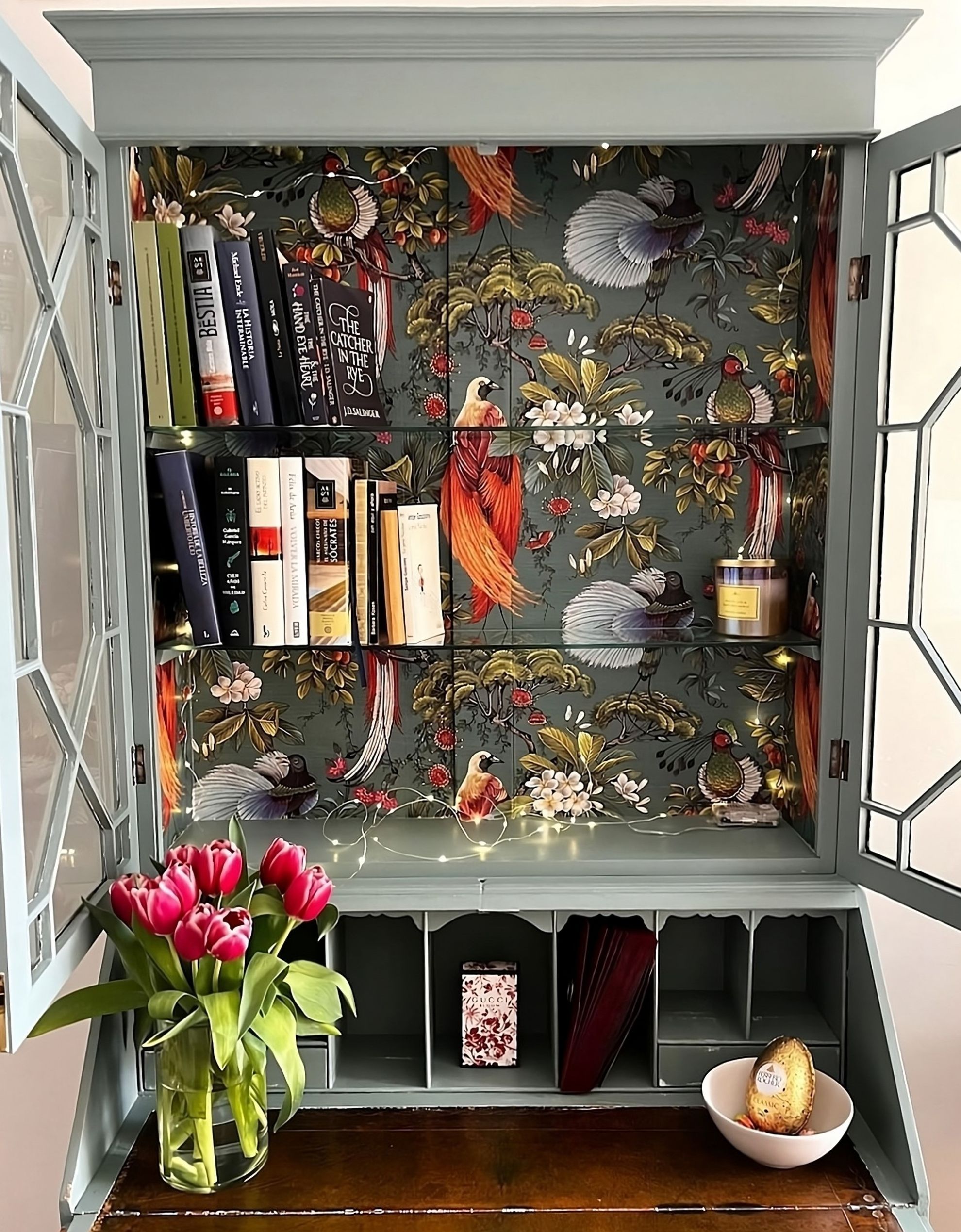 vintage-cabinet-wallpape