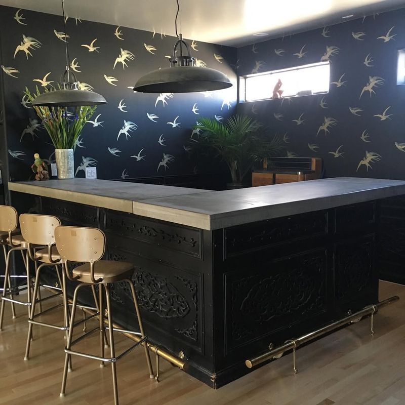 Das ist die Bar, die wir im Januar 2020 fertiggestellt haben. Wir unterrichten Paartanz, also ist da