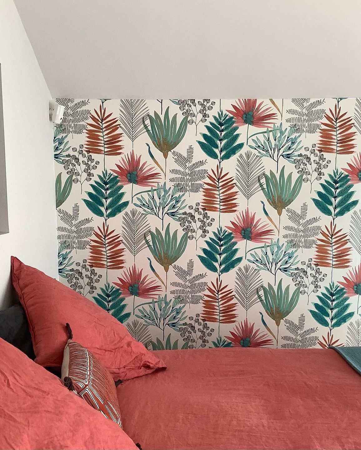 Das Thema dieses Zimmers war florale Frische, die ich mit tiefen, gedämpften Farben kombinierte farr
