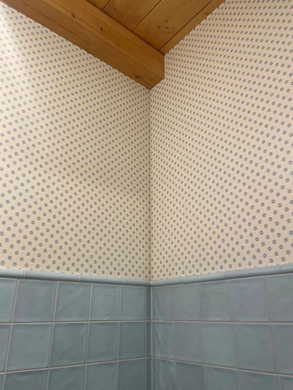 Papel pintado Filia azul brillante
Baño de nuestra clienta Eva K.
