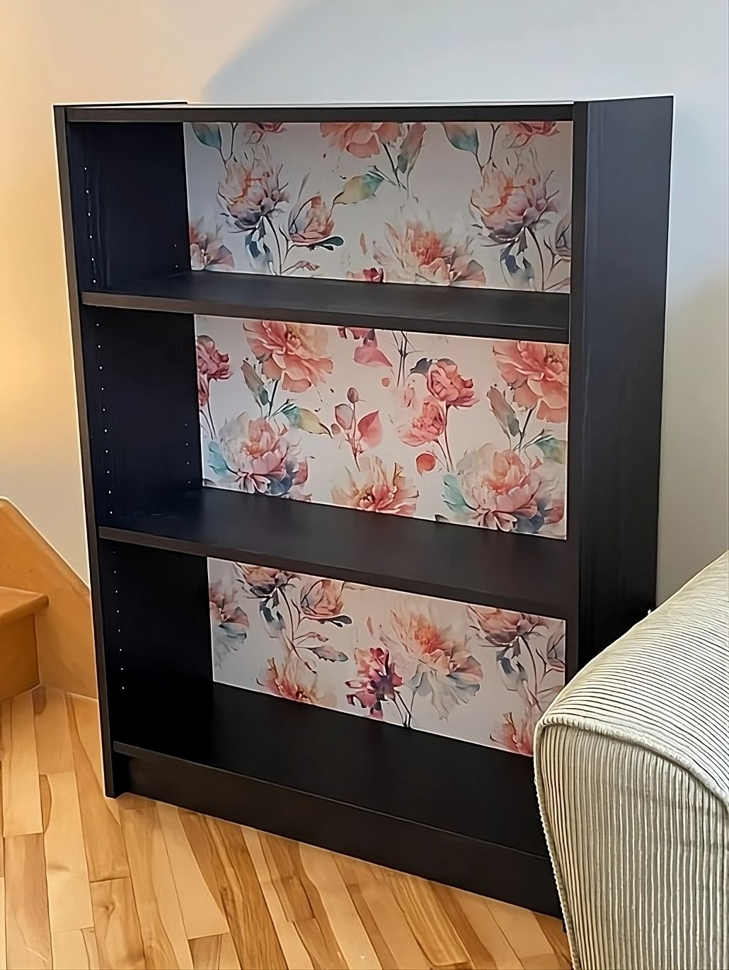 Billy-Bücherregal mit floraler Peel-and-Stick-Tapete auf den Rückwänden verwandelt, für ein stilvolles und individuelles Möbel-Upgrade.