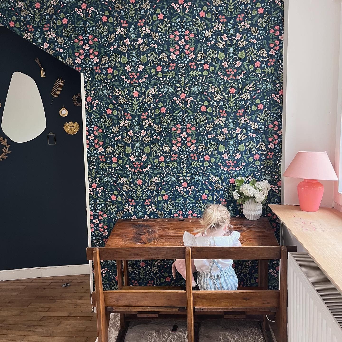 Ruhige Zeit & Second-Hand-Büro, ihre kleine Ecke in unserem Wohnzimmer zum Zeichnen, Lesen, Malen. \